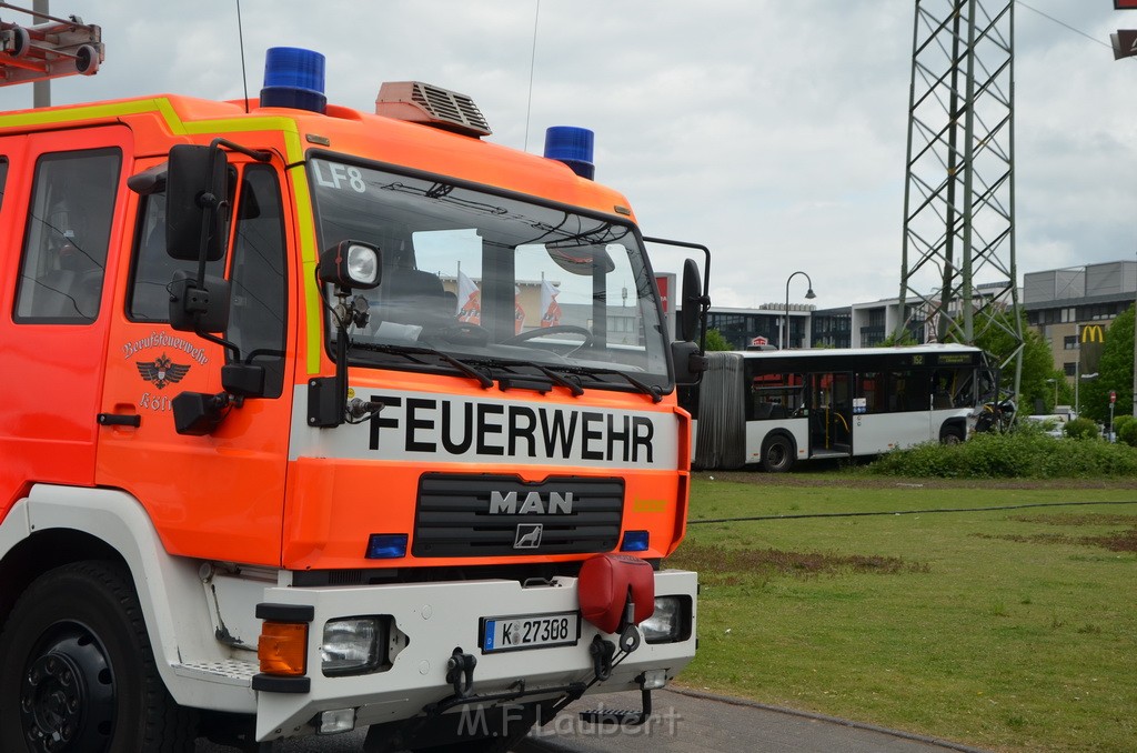 Schwerer Bus Unfall Koeln Porz Gremberghoven Neuenhofstr P147.JPG - Miklos Laubert